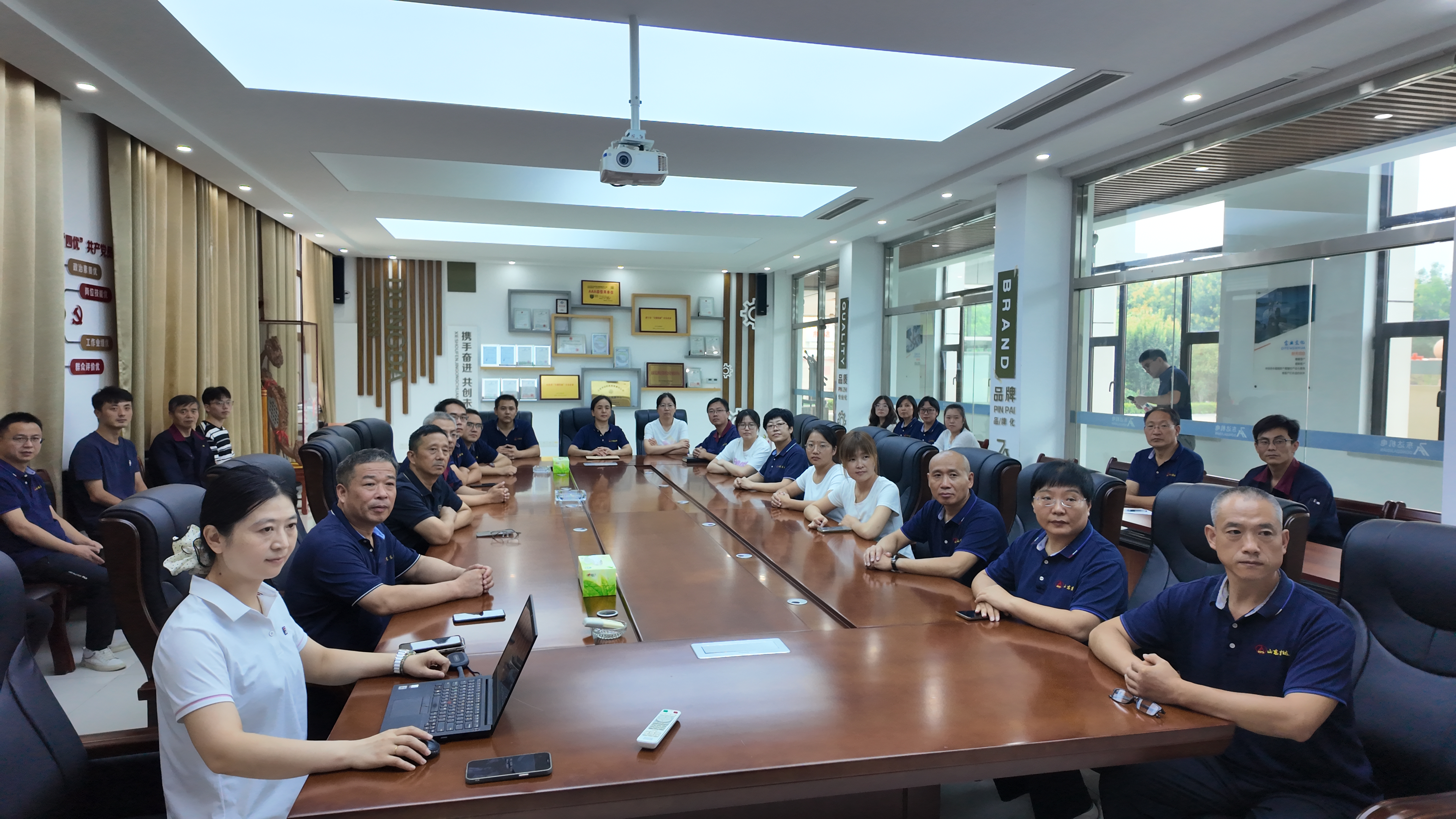 我公司组织全体员工观看九三阅兵，弘扬爱国主义精神