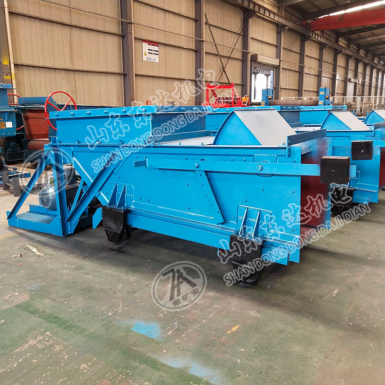 K4往复式给煤机设有带漏斗、带调节阀门和不带漏斗、不带调节阀门的区别